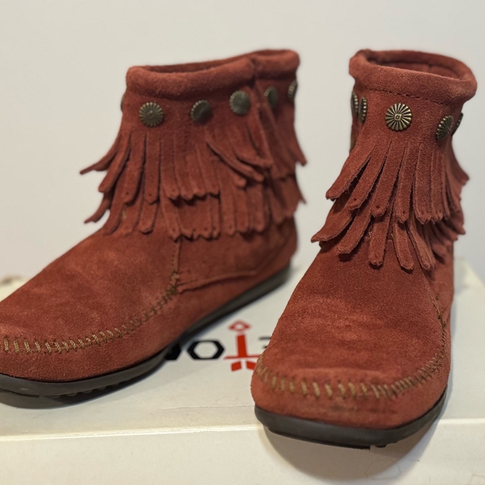 Minnetonka Women's Moccasins in Rust Brown